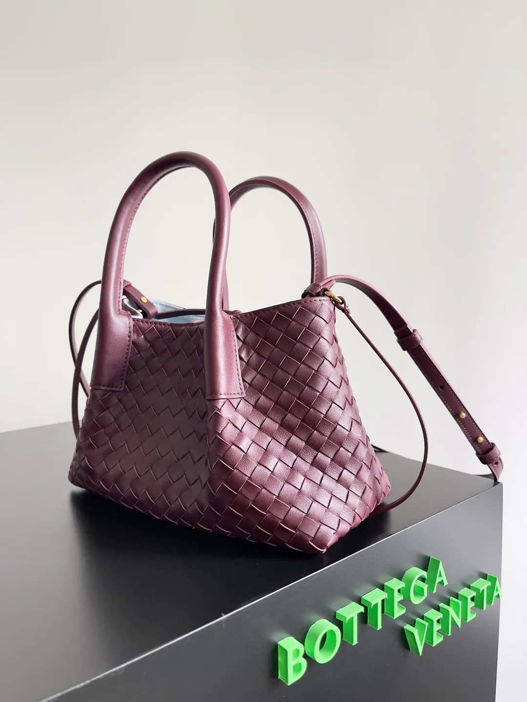 Batch 1660 BOTTEGA VENETA 2025 new product pinacoteca has super soft leather, and the weaving function, practicality and relaxed fashion sense have not fallen behind❤️‍🔥Amway has given sisters a must-have bag when going out. The size of the bag also accurately meets the commuting needs of urban beauties. It can accommodate mobile phones, keys, lipstick, powder, sunscreen, shopping bags...all of it! ! ! 🔥The capacity should not be underestimated~ It does not choose people, clothes, or occasions. With its majestic curved outline, exquisite woven texture, delicate edges and rounded handles, this woven vegetable basket bag truly achieves the goal of "dressing up and being fashionable without getting in the way"~ Are you interested in Jimei? Style number: 819004 Size: 24*15*12cm
